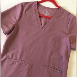LAST DAY! Donating! EUC FIGS Mauve Top, Casma Sz L